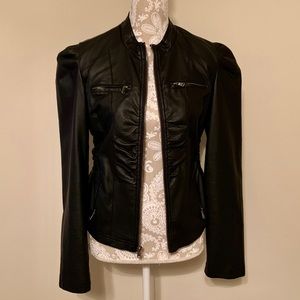 Rockin black jacket!